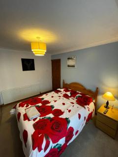 Lovely 4 bed house with patio & bbq - 8