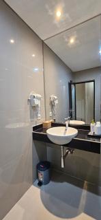 Sunflower Hotel Syariah near Juanda Airport - 3