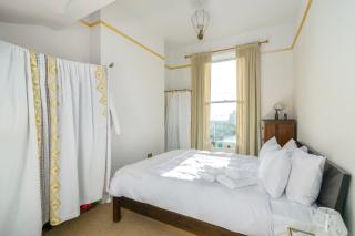 Stylish 2-Bed Flat with Balcony & Garden Haringey - 7