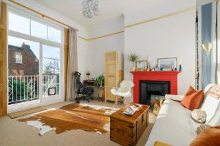 Stylish 2-Bed Flat with Balcony & Garden Haringey - 3