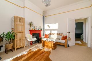 Stylish 2-Bed Flat with Balcony & Garden Haringey - 5