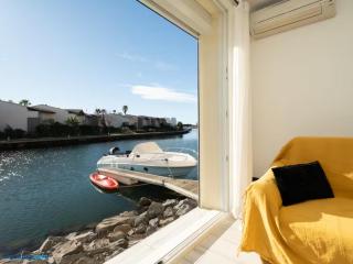 Idéal Couple & Famille, Pied dans l'eau - Vue Mer - Quartier Calme - Wi- Fi Haut Débit - Parking Gratuit - Climatisation - Netflix - Animeaux Acceptés - Prés du Port - Cap d'Agde - 1