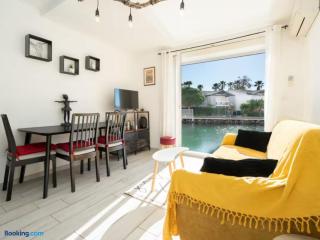 Idéal Couple & Famille, Pied dans l'eau - Vue Mer - Quartier Calme - Wi- Fi Haut Débit - Parking Gratuit - Climatisation - Netflix - Animeaux Acceptés - Prés du Port - Cap d'Agde - 4