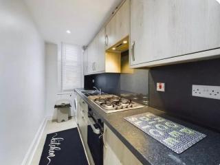 Modern 2-Bedroom Glasgow Apartment Close to Train Station and Airport - 1
