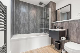 Business Stays, Modern Liverpool Flat, sleeps 4 - 7