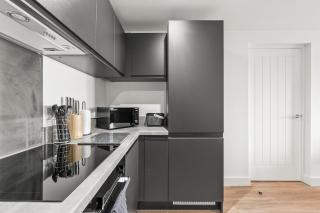 Business Stays, Modern Liverpool Flat, sleeps 4 - 6