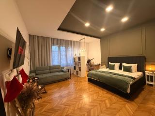 Olive & Oak - Center Studio & Parking - 6