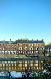 Riverside city-centre apartment with parking - 6