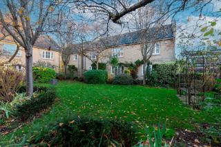 Stylish Modern Home in City Centre Free Parking - Pass the Keys - 2