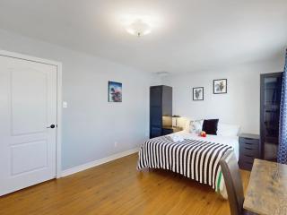 Cozy Queen room with Shared Bath near Seneca Finch 404 - 8