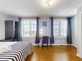 Cozy Queen room with Shared Bath near Seneca Finch 404 - 5