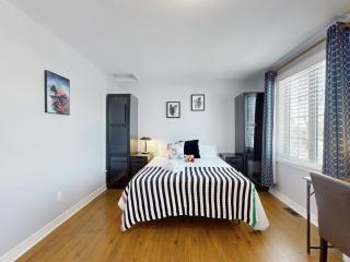 Cozy Queen room with Shared Bath near Seneca Finch 404 - Toronto - 4