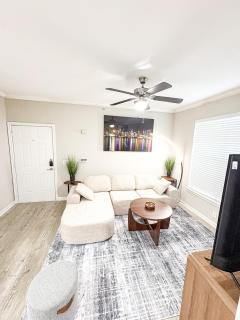 Contemporary 1BR Retreat Quiet Serene Setting - 9