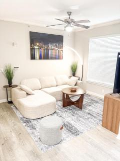 Contemporary 1BR Retreat Quiet Serene Setting - 0