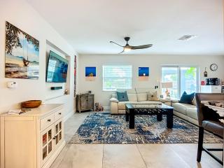 Modern 3 Bed House - Minutes to Downtown & Siesta Key - Pet Friendly - 4