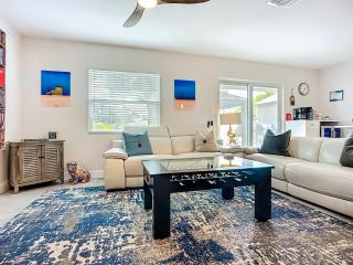 Modern 3 Bed House - Minutes to Downtown & Siesta Key - Pet Friendly - 2