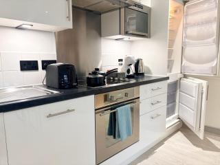 York City Centre 2-Bed Apartment with Balcony Views Close to Christmas Market - 8