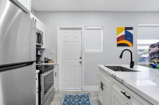 8min From Airport, Beach & DT - Hot Tub, Games & King Bed - 3