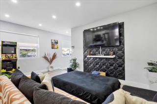 8min From Airport, Beach & DT - Hot Tub, Games & King Bed - 7