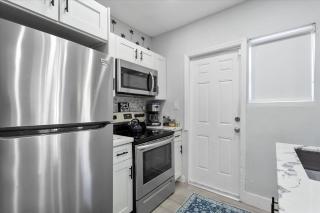 8min From Airport, Beach & DT - Hot Tub, Games & King Bed - 5