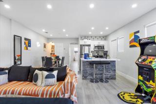 8min From Airport, Beach & DT - Hot Tub, Games & King Bed - 2