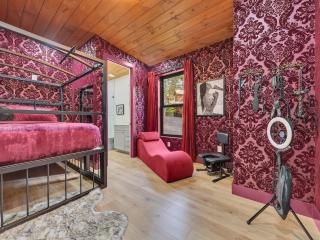 Crimson Hollow - Luxury Private Suite - 9