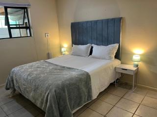 Cute Tranquil Pool Side Apartment - 0