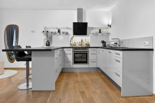 3 Queen Beds Waterfall Garage Terrace Center - 5