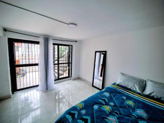 Apartaestudio San Fernando, Estadio, Imbanaco, Piso 1, muy Central, Cerca a la calle 5ta, fresco, tranquilo, con Vista a la calle, Studio apartment San Fernando, Estadio, Imbanaco, 1st floor, very central, close to 5th street, cool, quiet, with streetview - 7