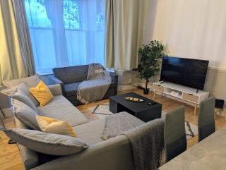 2 Bedroom House with Garden and Free Parking -10 min to London Bridge and near Lewisham Hospital - 1