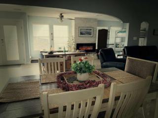 Beach Therapy Laid-Back Escape Steps from Surf - 9