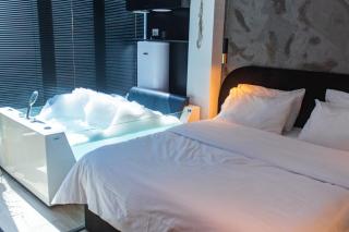 Modern Suite by The Bubbles Rooms - 8