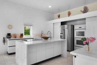 Modern, Stunning & Bright Central Beach Villa - 7