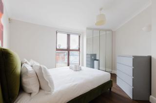 Contemporary 2BDR Flat with Waterside Views - 8