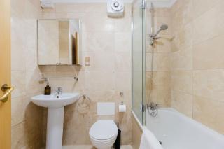 Contemporary 2BDR Flat with Waterside Views - London - 6