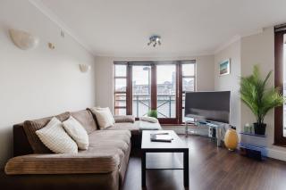 Contemporary 2BDR Flat with Waterside Views - 3