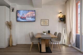 TIMELESS HOME Deluxe Smart Cinema Suite with Netflix & Disney - 6