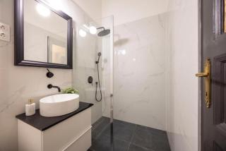 Charming 2 Bedroom , 2 Bathroom apartment - 2