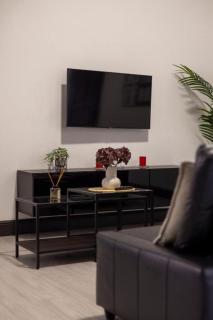 Charming 2 Bedroom , 2 Bathroom Apartment - 1