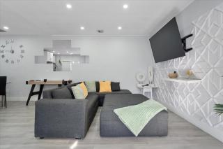 16 PPL - 5 min to Brickell & Bars - King Beds - Hot Tub - Massage Chair - Games - 8