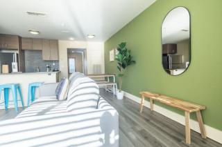 Stylish King 1BR 8 Min to Downtown Pool Gym & Parking 04 - 4