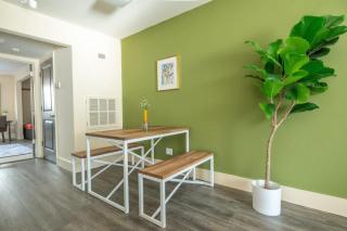 Stylish King 1BR 8 Min to Downtown Pool Gym & Parking 04 - 3