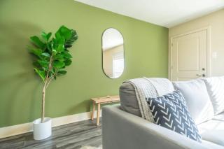 Stylish King 1BR 8 Min to Downtown Pool Gym & Parking 04 - 1