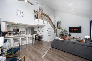 Huge Loft Style 3BR - KING Bed, Pool, WiFi, Washer & Dryer, AC, Free Parking -- IDEAL FOR Medical, Business, Groups, Relocation - near Moffitt Cancer Center and Raymond James Stadium -- Centrally Located - 4