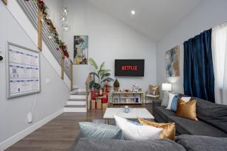 Huge Loft Style 3BR - KING Bed, Pool, WiFi, Washer & Dryer, AC, Free Parking -- IDEAL FOR Medical, Business, Groups, Relocation - near Moffitt Cancer Center and Raymond James Stadium -- Centrally Located - 9