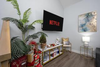 Huge Loft Style 3BR - KING Bed, Pool, WiFi, Washer & Dryer, AC, Free Parking -- IDEAL FOR Medical, Business, Groups, Relocation - near Moffitt Cancer Center and Raymond James Stadium -- Centrally Located - 3