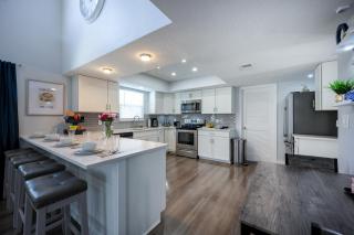 Huge Loft Style 3BR - KING Bed, Pool, WiFi, Washer & Dryer, AC, Free Parking -- IDEAL FOR Medical, Business, Groups, Relocation - near Moffitt Cancer Center and Raymond James Stadium -- Centrally Located - 1