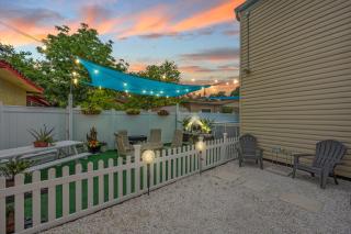 Huge Loft Style 3BR - KING Bed, Pool, WiFi, Washer & Dryer, AC, Free Parking -- IDEAL FOR Medical, Business, Groups, Relocation - near Moffitt Cancer Center and Raymond James Stadium -- Centrally Located - 8