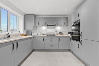 NEW! Spacious 3 BR Detached Home! Hosted by Oakstone stays! Driveway parking, Fast Wifi, A5 with great Midlands transport links - 2