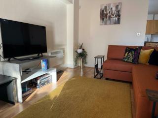 Spacious 2BDR Central Flat with Parking - 3